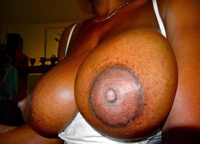 Член между огромных Сисек