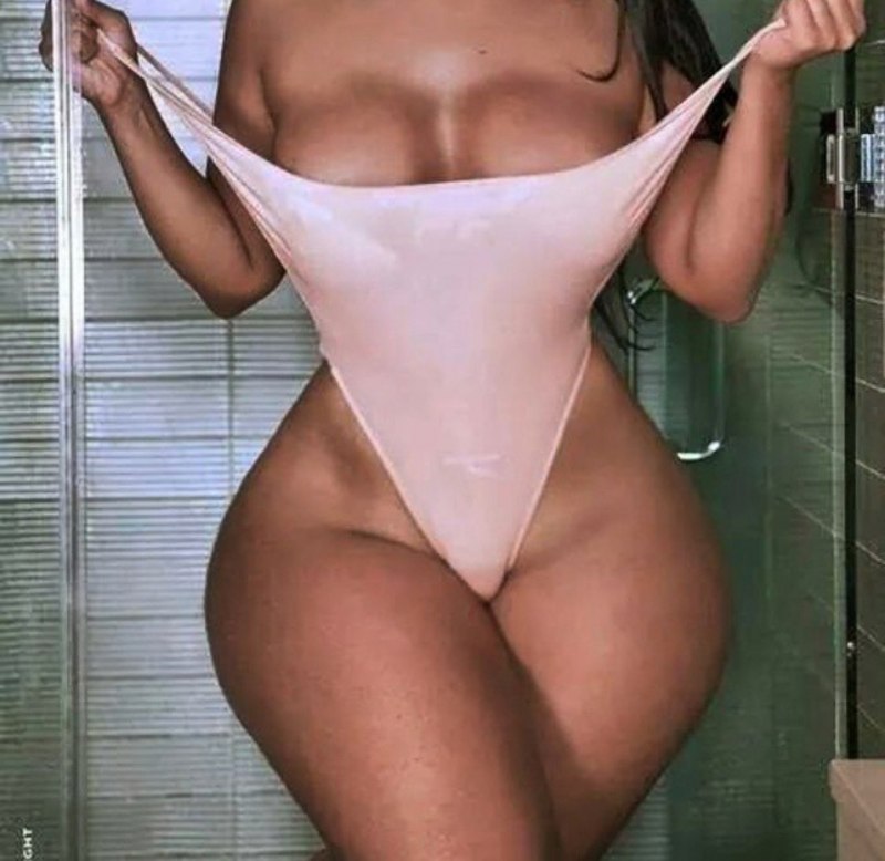 Голые девки с широкими бедрами