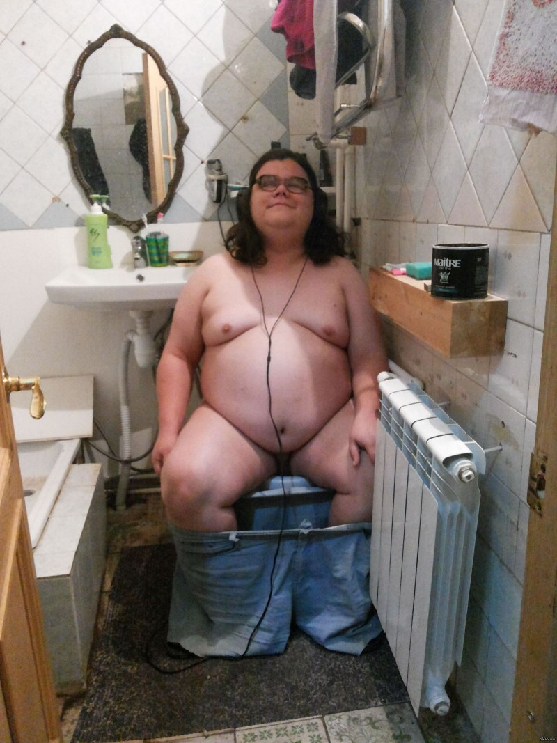 Жирная баба на унитазе