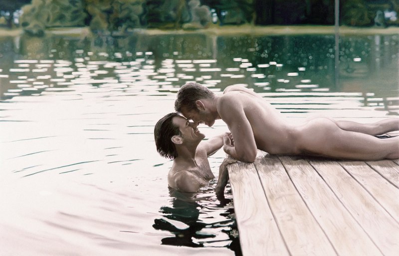 Голые женщины и мужчины на озере