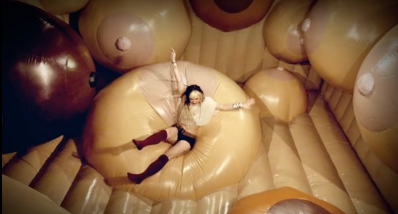 Прыгают голые зрелые на батуте