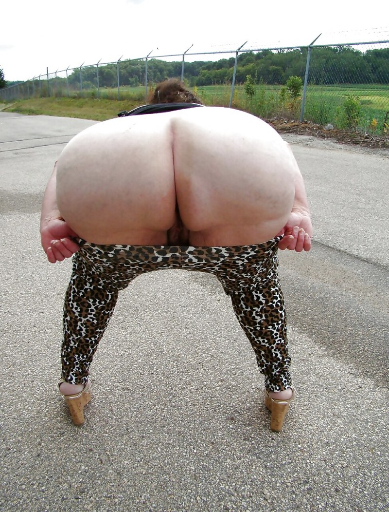 Рачком со спущенными трусиками