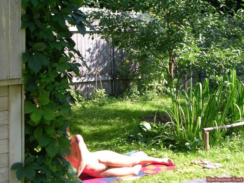 Голая соседка за забором