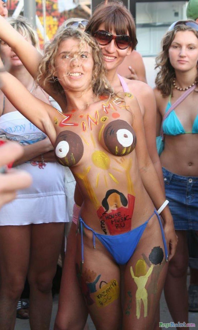 Раскрашенные голые на пляже