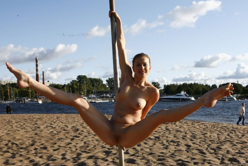 Голая гимнастка на публике