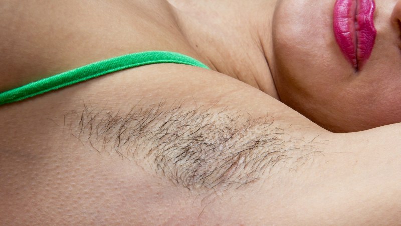 Щетинистые подмышки женщин