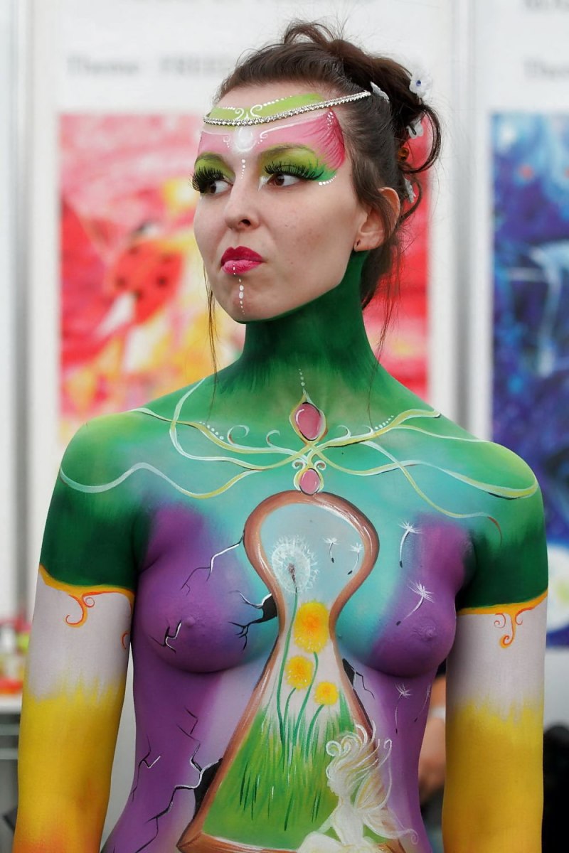 Эротический бодиарт на улице