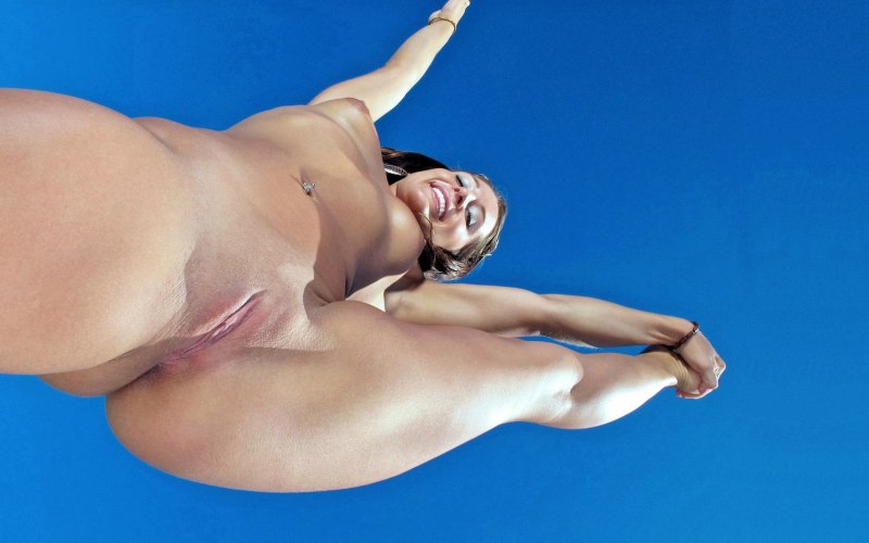 Девушки с большими сиськами вид снизу