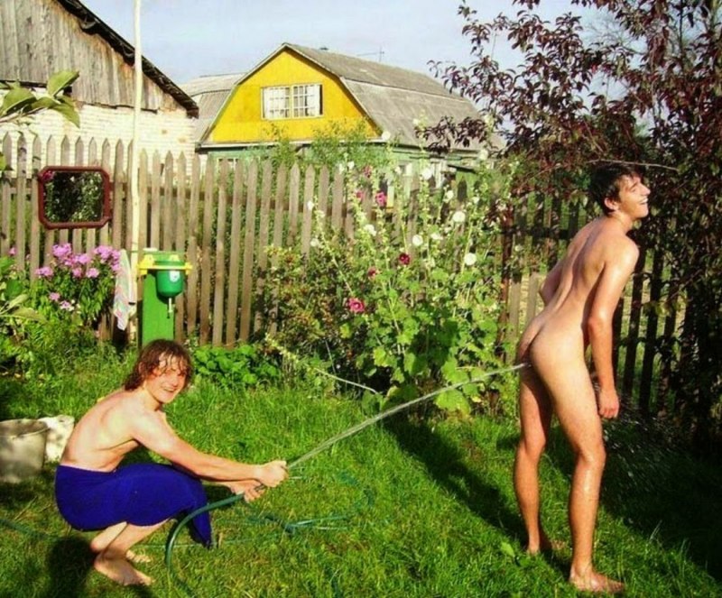 Голые мужики на природе ссут