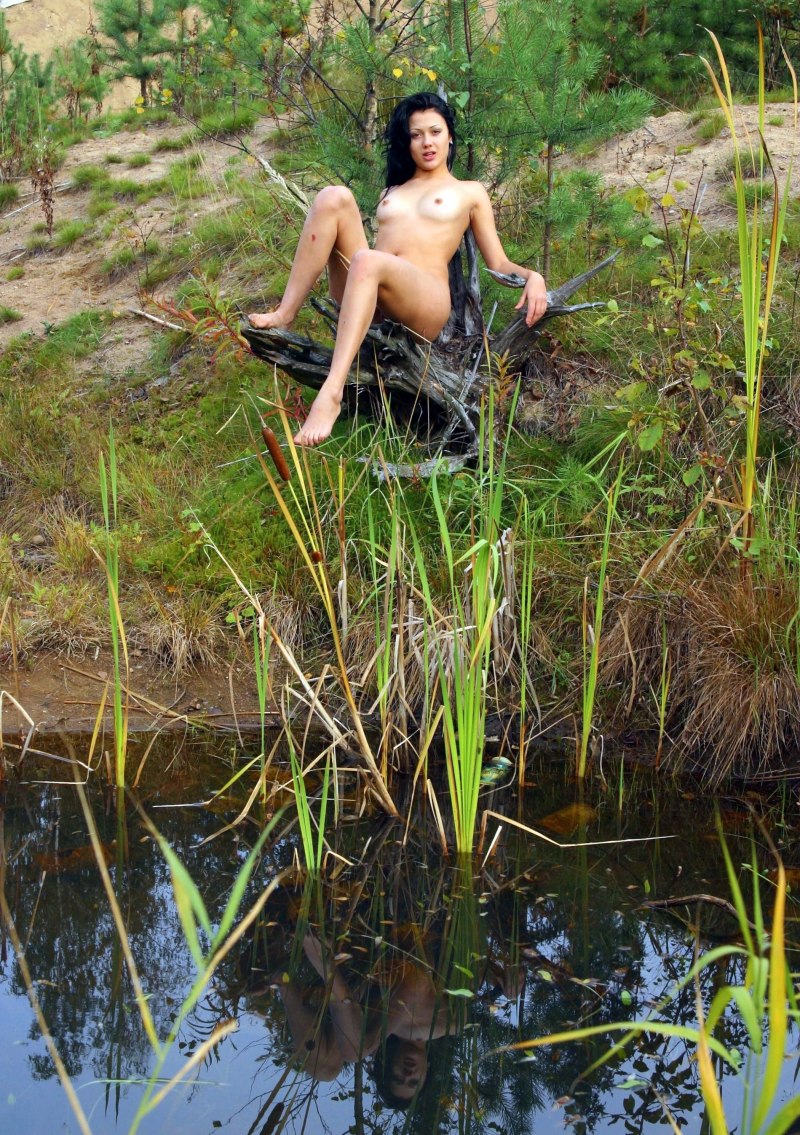 Голая молодая в камышах