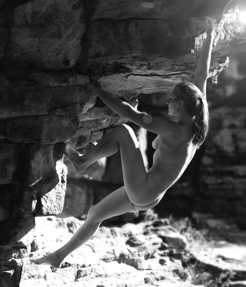 Голая Скалолазка без трусов