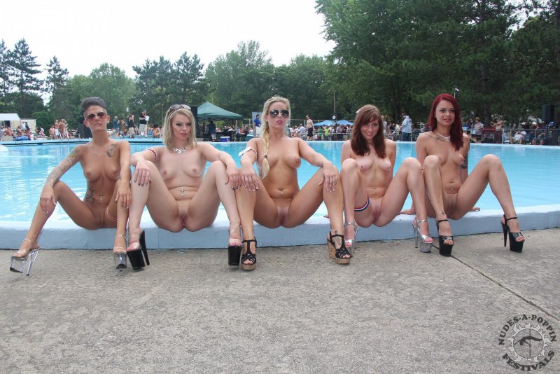 Несколько девушек без трусиков