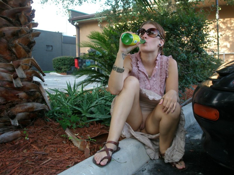 Женщины на огороде без трусов