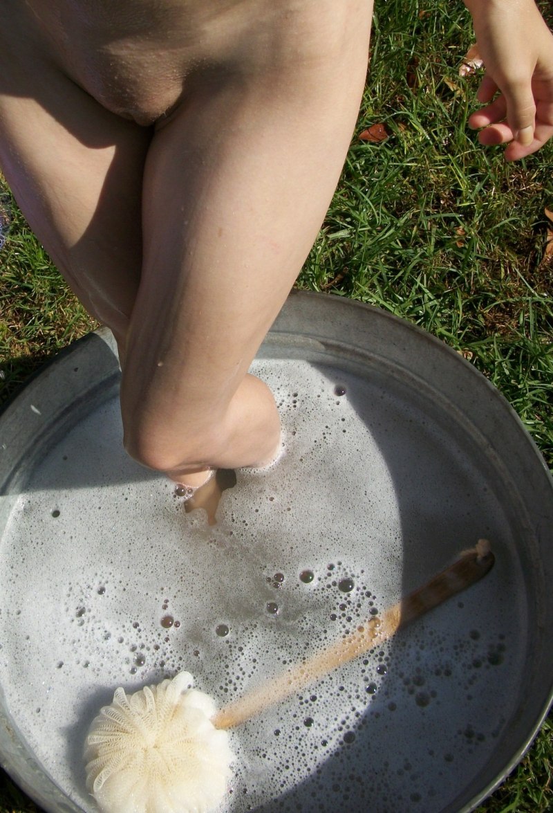 Голая красотка в тазике