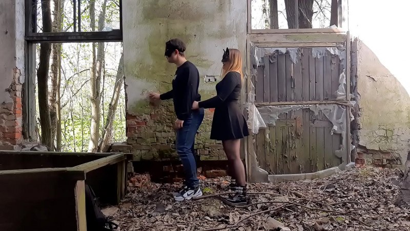 Разделась в заброшенном здании