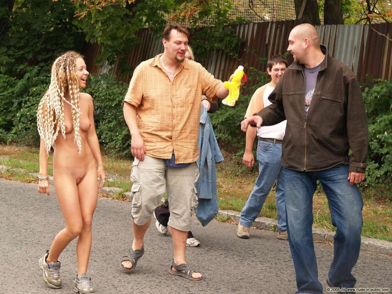 Девушки раздеваются перед парнями на улице