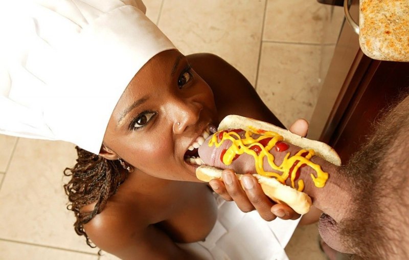 Шоколадный член девушка ест