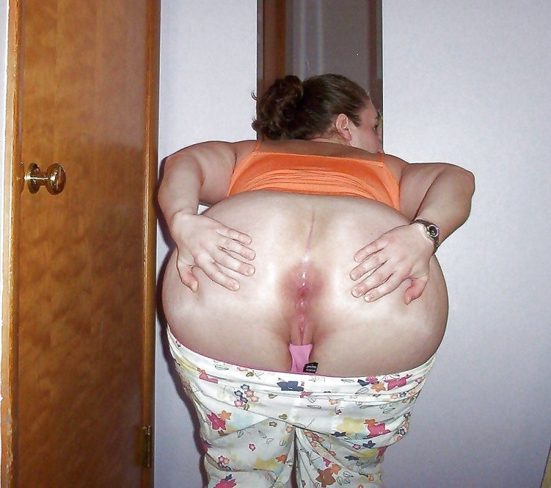 Зрелая раздвинула ягодицы