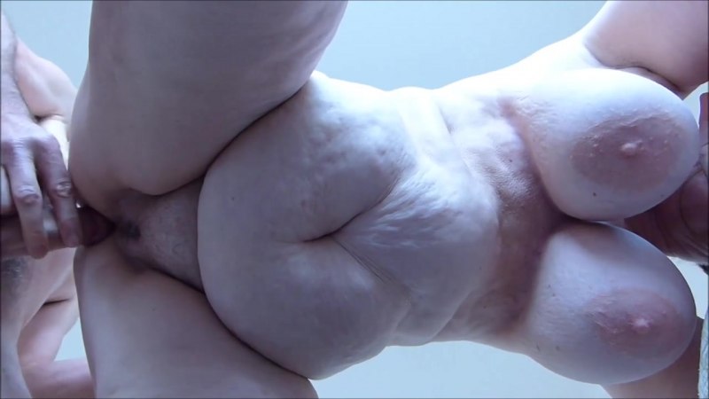 Большие висячие сиськи между Сисек