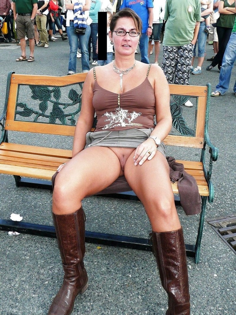 Голые на улице раздвинув ноги