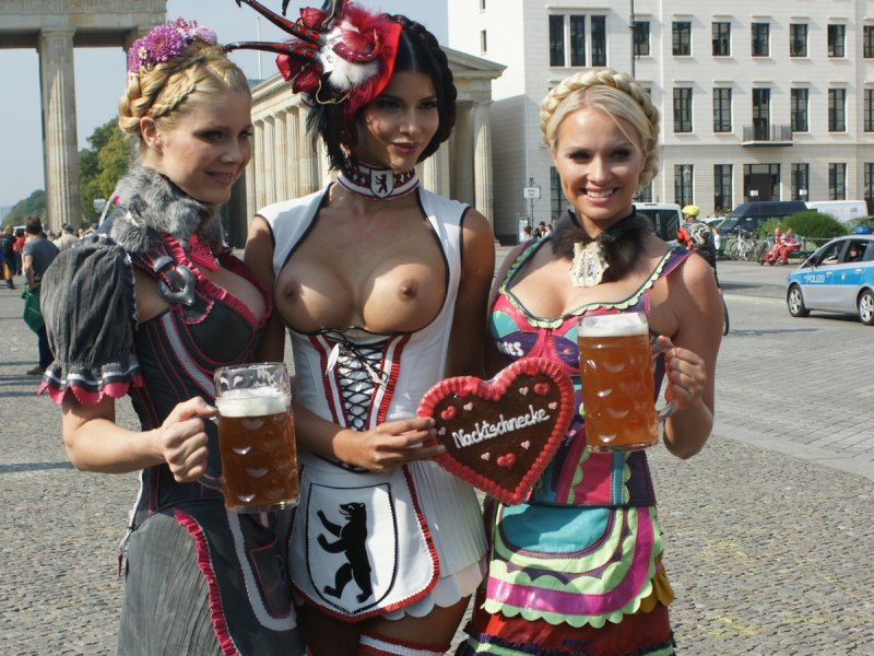 Micaela Schaefer topless Brandenburg Октоберфест
