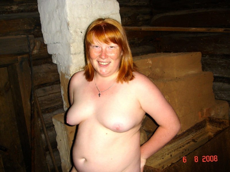 Пышки без трусов на природе