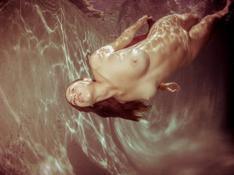 Маленькие сиськи под водой