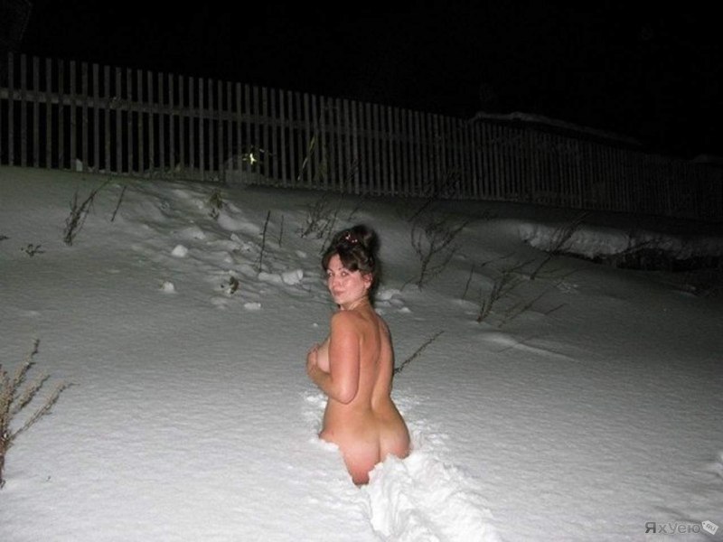 Купание в снегу женщин