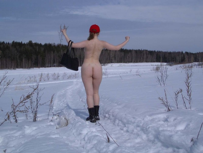 Голые женщины в снегу после бани