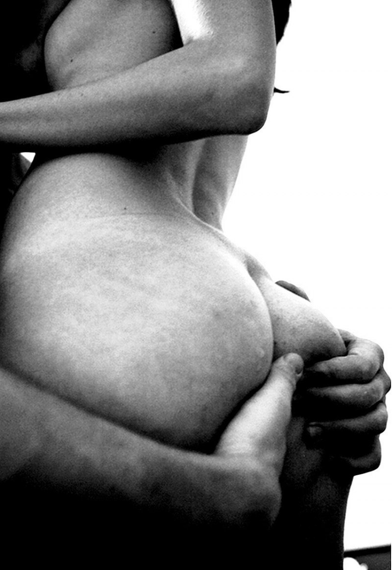 Парень целует девушку в попку