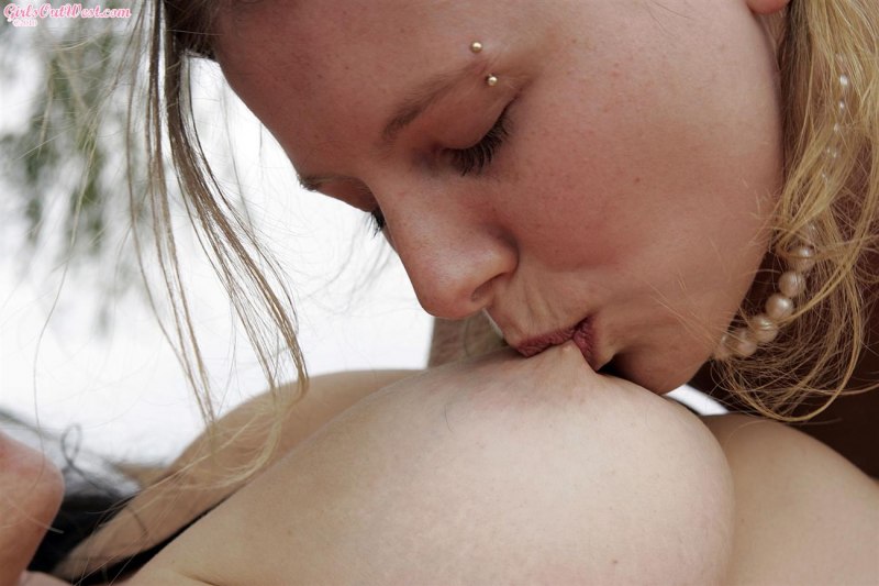 Мужчина ласкает большие сиськи