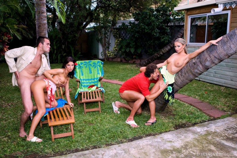 Девушки ебутся на даче