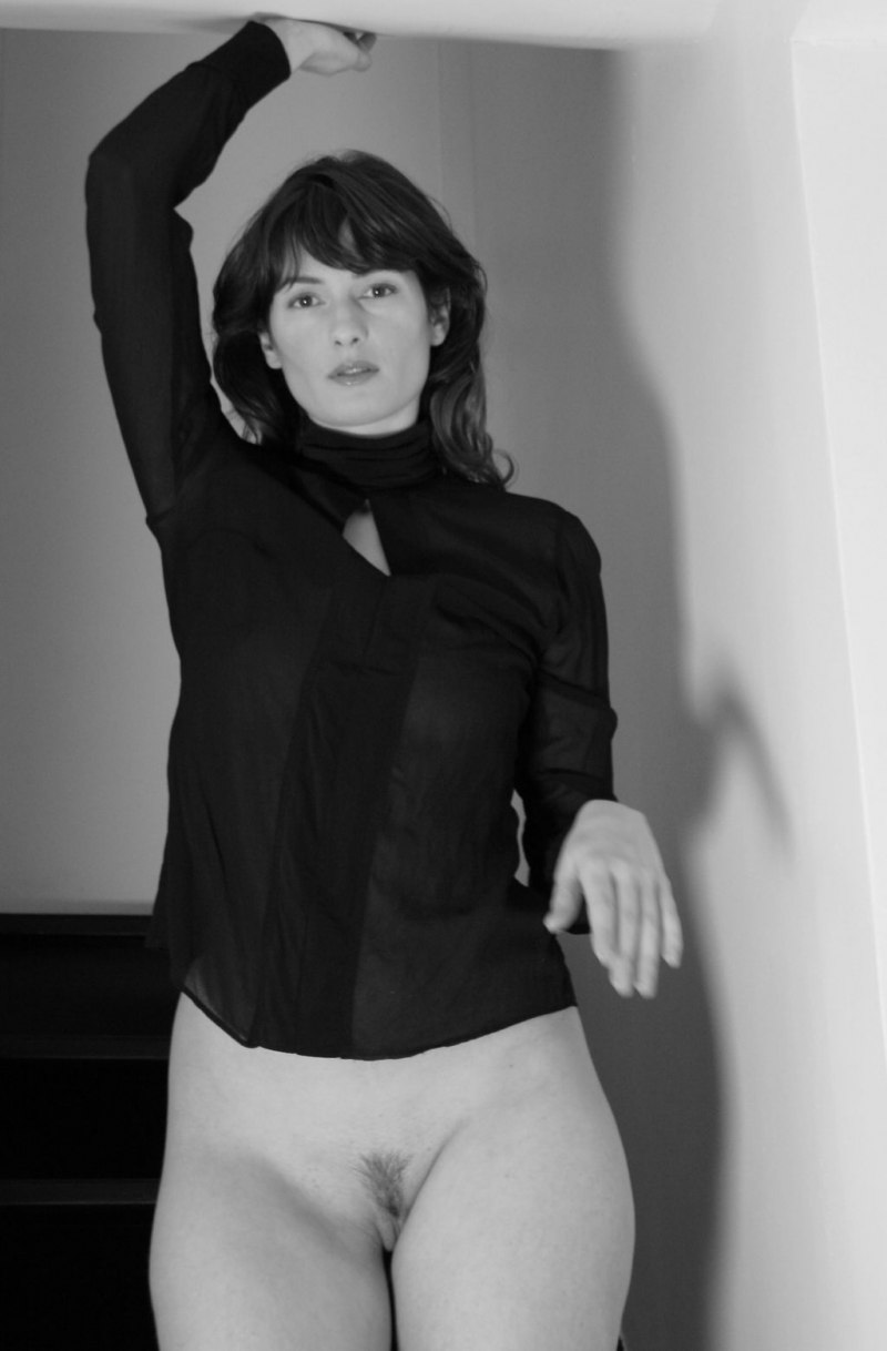 Красивая голая брюнетка снизу