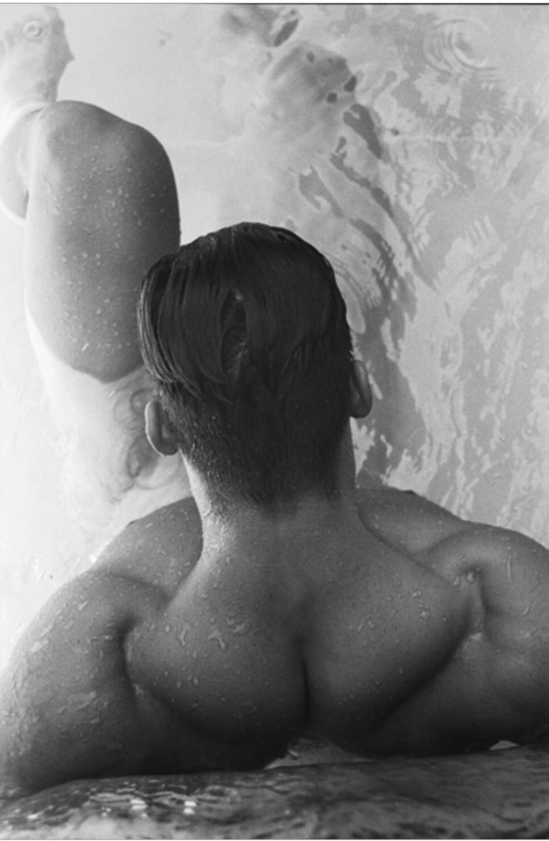 Ню мокрые сиськи черно белое