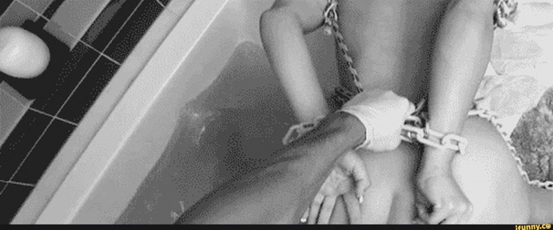 Голая в душе черно белое