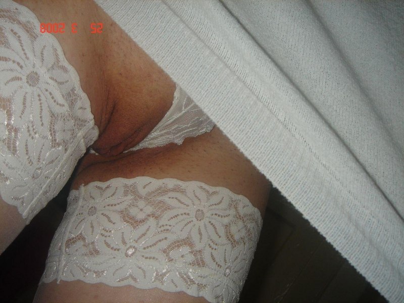 Волосатая без трусов невеста