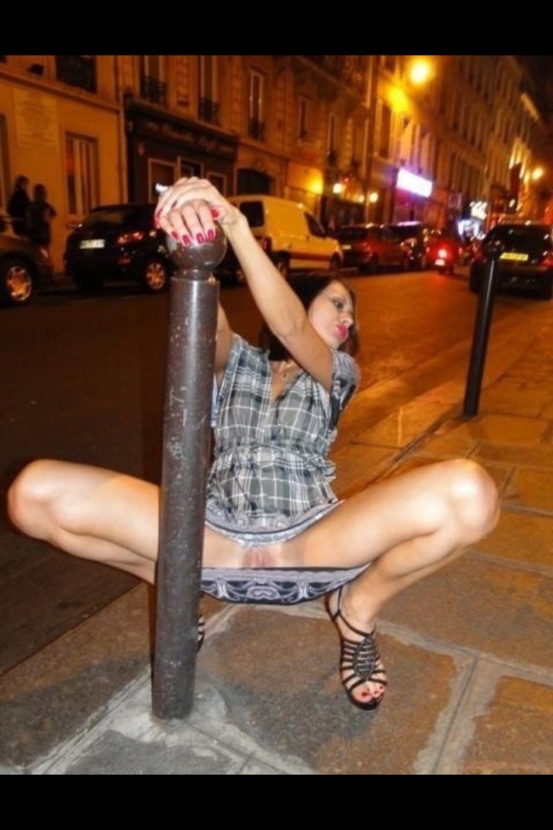 Без трусиков перед гостями