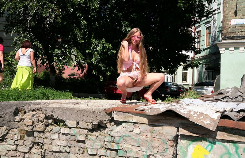 Телочки без трусов в клубе