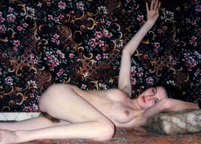 Голые девки на фоне ковра