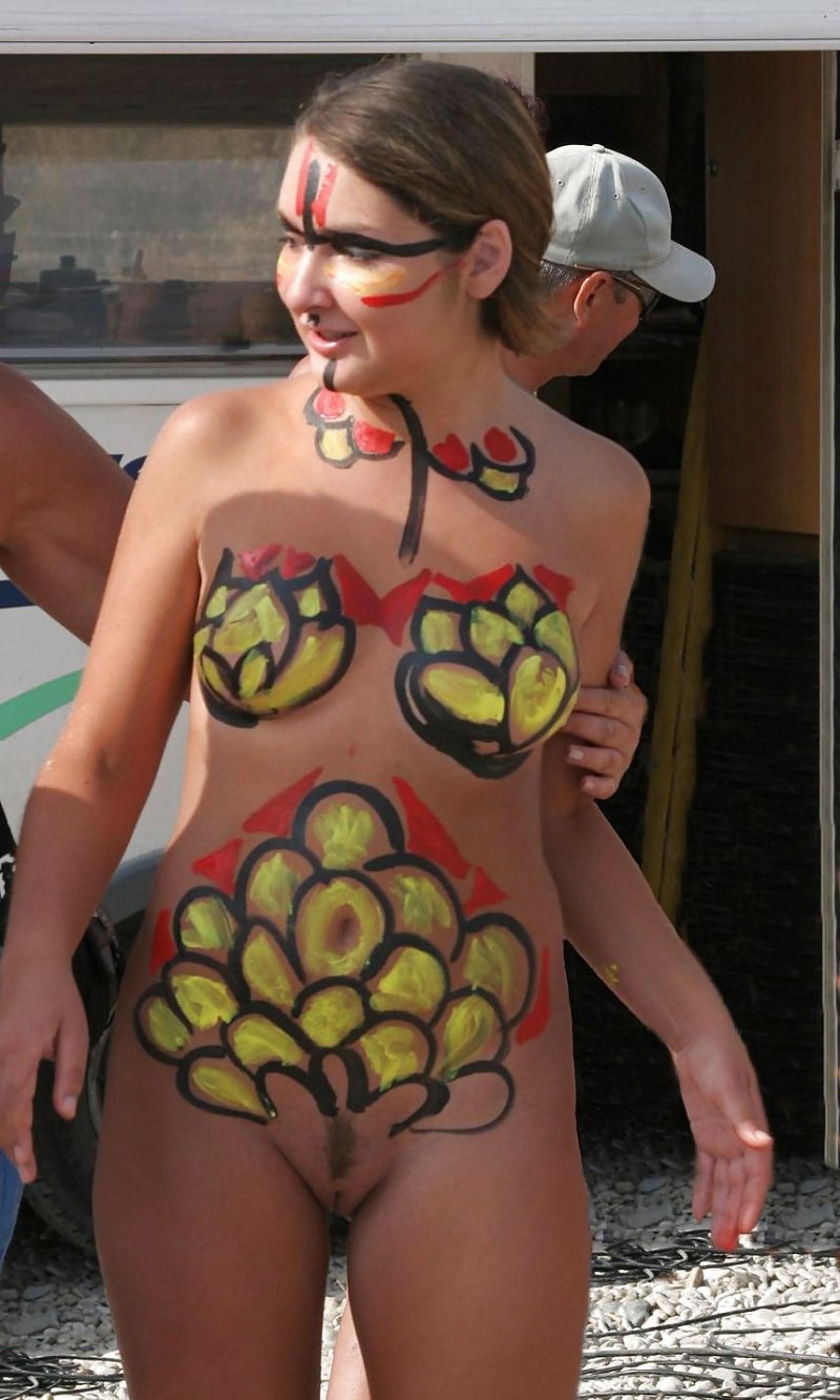 Голые девки на пляже бодиарт