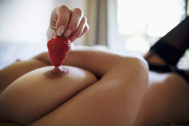 Клубничка на красивой груди