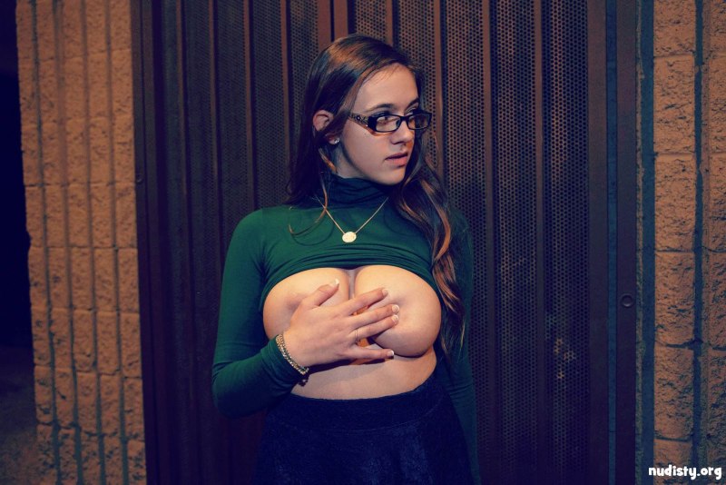 Голая молодая брюнетка в очках
