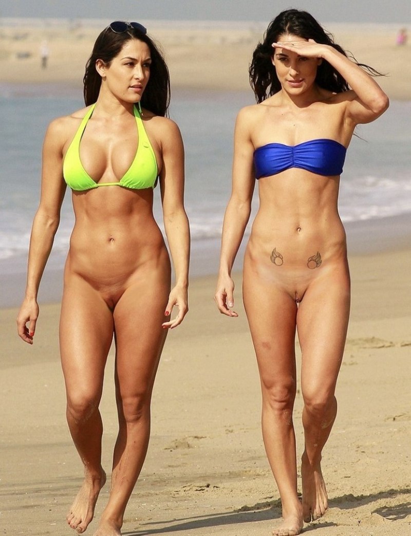 Девки в купальниках но без трусов