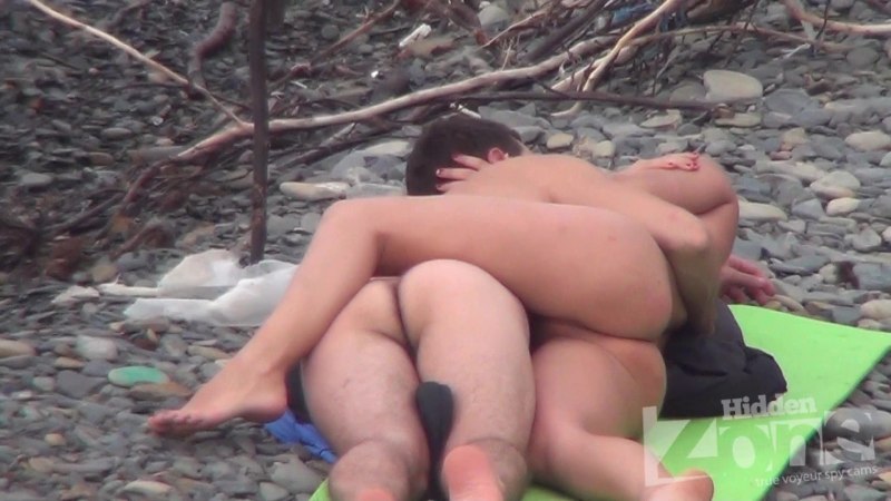 Трах на пляже скрытая камера