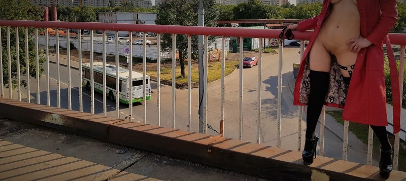 Зрелая показывает под юбкой