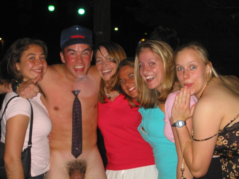 Голые женщины среди одетых мужчин