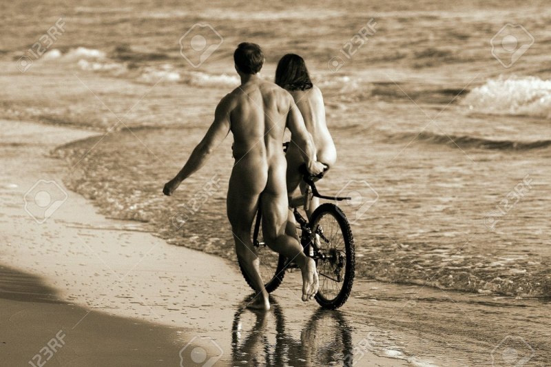 Голая пара на велосипедах