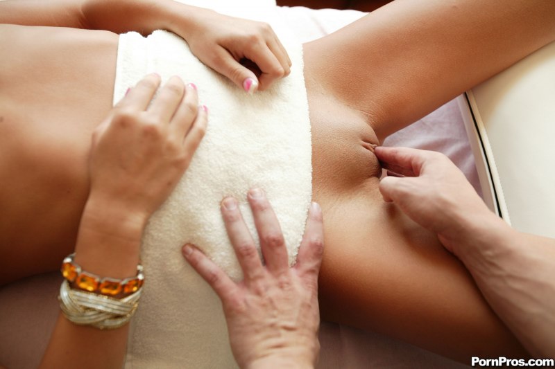 Девушка ласкает себе клитор