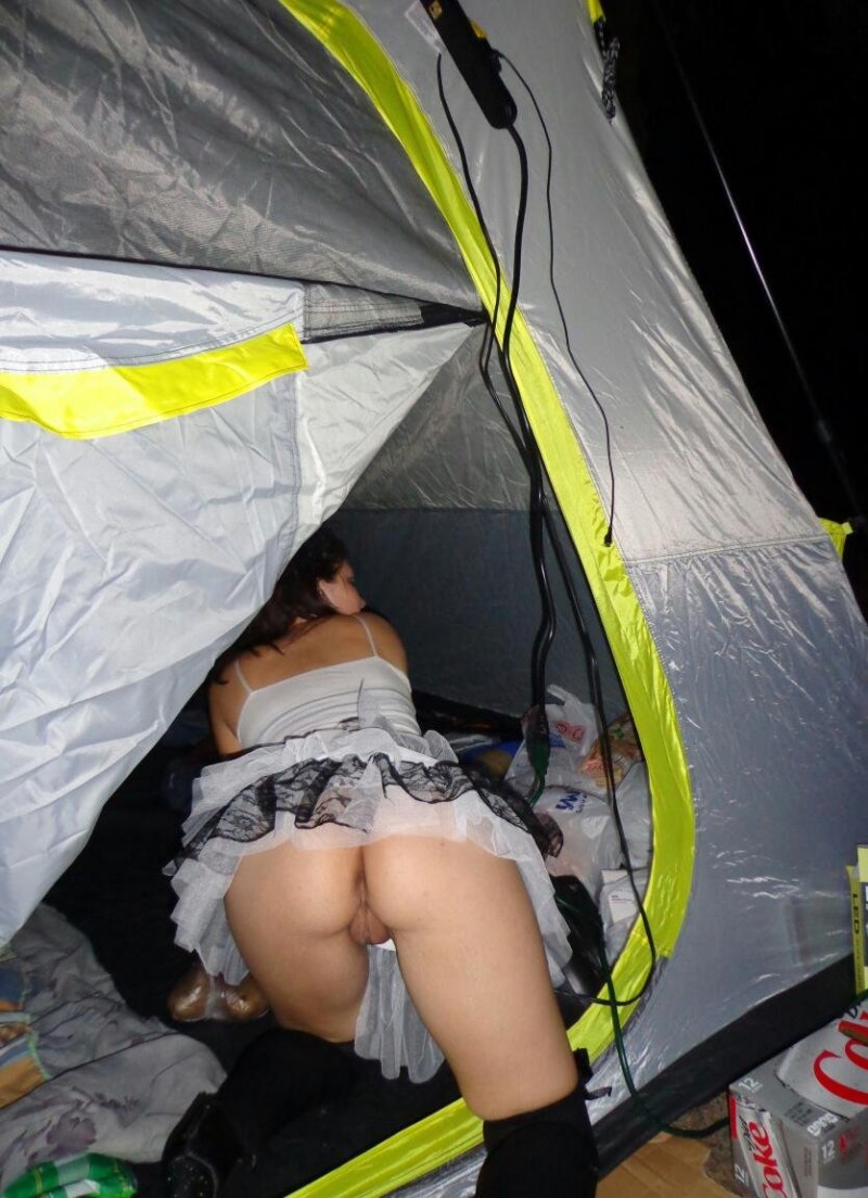 Девушки без трусиков в палатке