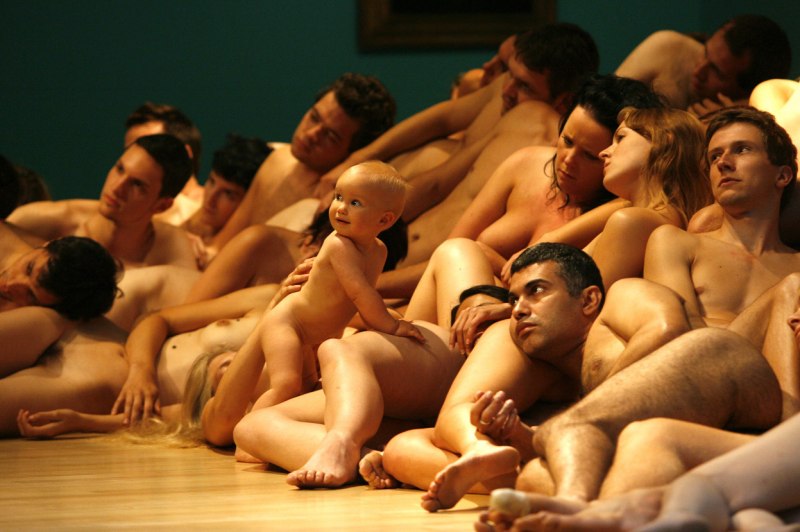 Голые мужчины загорают на пляже